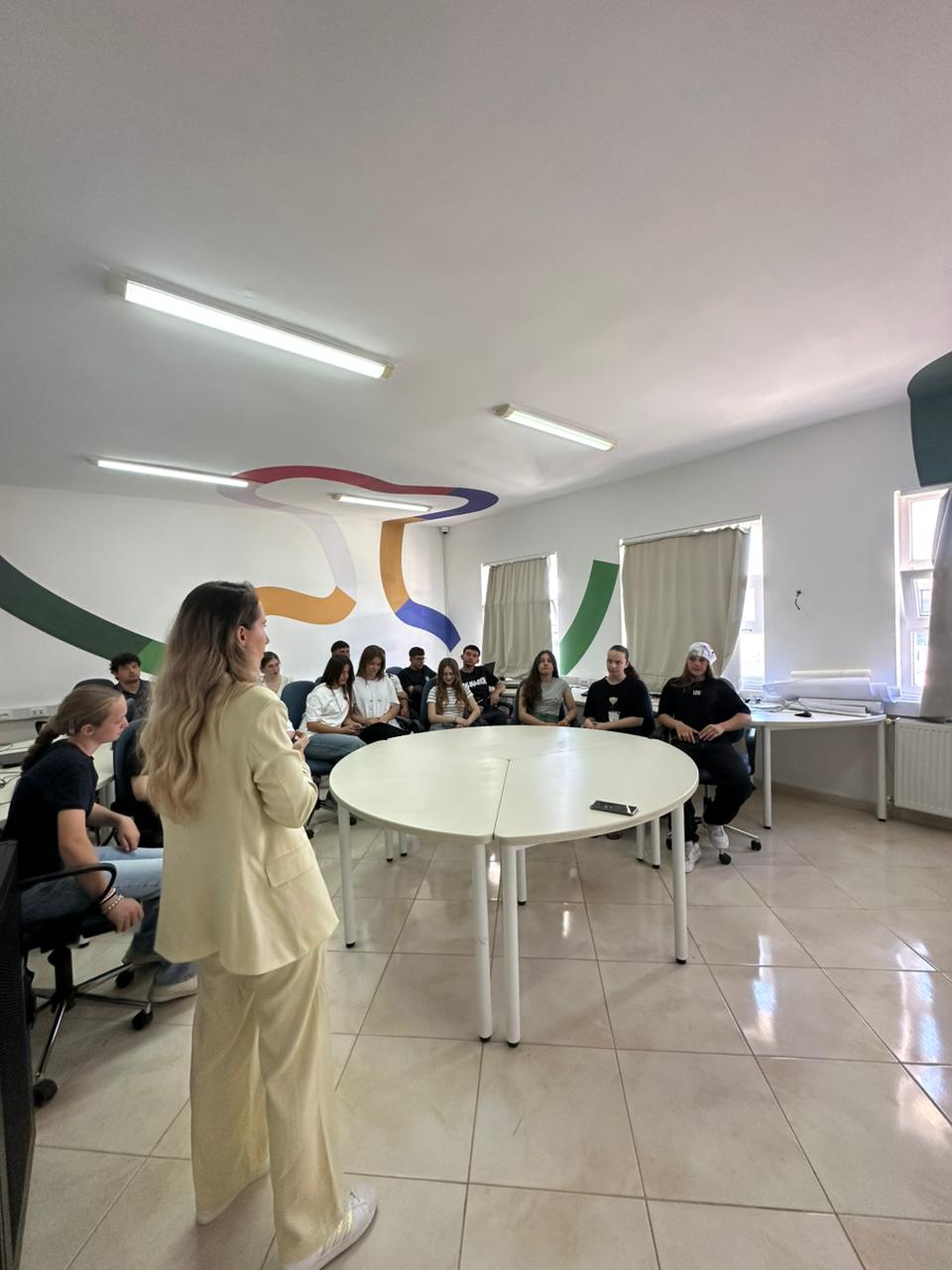 Vizitë edukative në shkollat e Divjakës, foto 3