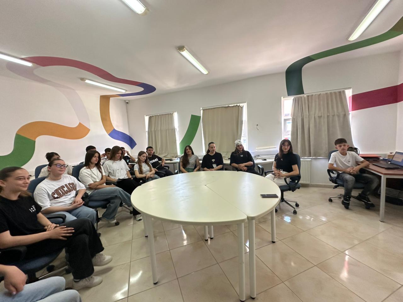 Vizitë edukative në shkollat e Divjakës, foto 4